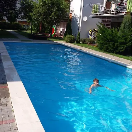 Apartment Medences Onallo 4 Fos 2 Legteru, Felszerelt Foldszinti Apartman, Terasszal, Wi-fivel, 30 Meterre A Strandtol Siofok