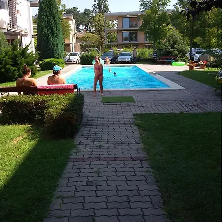 Medences Onallo 4 Fos 2 Legteru, Felszerelt Foldszinti Apartman, Terasszal, Wi-fivel, 30 Meterre A Strandtol Siofok