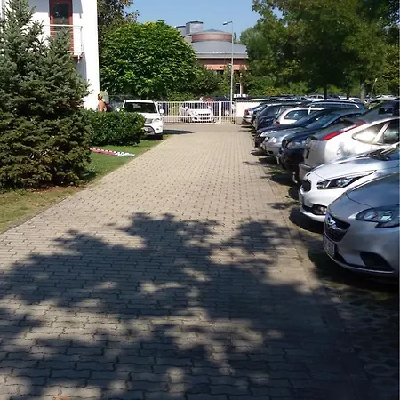 Medences Onallo 4 Fos 2 Legteru, Felszerelt Foldszinti Apartman, Terasszal, Wi-fivel, 30 Meterre A Strandtol Siofok