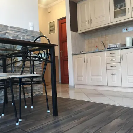 Medences Onallo 4 Fos 2 Legteru, Felszerelt Foldszinti Apartman, Terasszal, Wi-fivel, 30 Meterre A Strandtol Apartment