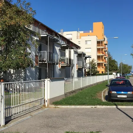 Medences Oenallo 4 Fos 2 Legteru, Felszerelt Foeldszinti Apartman, Terasszal, Wi-fivel, 30 Meterre A Strandtol *