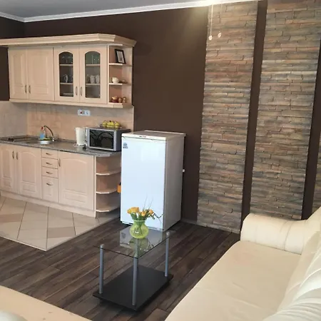 Apartment Medences Onallo 4 Fos 2 Legteru, Felszerelt Foldszinti Apartman, Terasszal, Wi-fivel, 30 Meterre A Strandtol Siofok